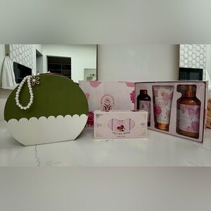 Cherry Blossom Nourishing Body Care Trunk Set